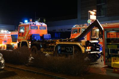 Stuttgart Flughafen: Umgekippte Faesser und auslaufende Chemikalien fuehren zu Grosseinsatz der Feuerwehr